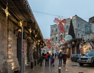 Kudüs, İsrail, 28 Aralık 2018: Akşam parlayan ışıklar festively Noel sokak eski şehir Kudüs İsrail için dekore