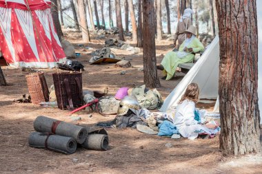 Katılımcılar, boynuzları Hıttin Savaşı yeniden 1187 yılında oturur Tiberias, İsrail yakınındaki kampanya önce kampında çadır yakınındaki sabahları