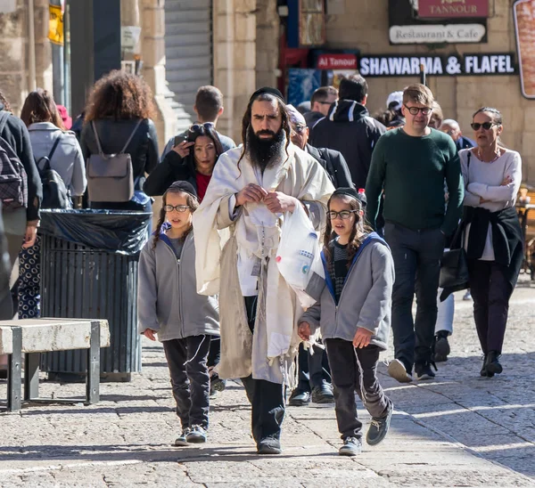Un judío religioso y sus hijos caminan por la calle cerca de la Puerta de Jaffa en la vieja ciudad de Jerusalén, Israel . — Foto de Stock