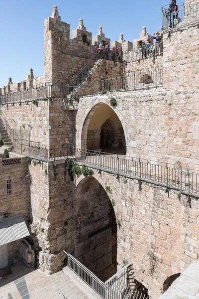 イスラエルは、エルサレムの旧市街のダマスカス門の近くの城壁の fagment — ストック写真