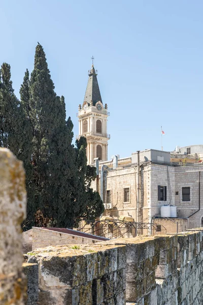 Custodia De Terra Santa ile eski şehrin Kudüs, İsrail'in üzerinde Saat Kulesi — Stok fotoğraf