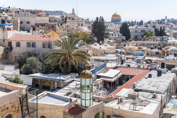 Blick von der Stadtmauer in der Nähe des Damascus-Tores auf die Altstadt von Jerusalem, Israel — Stockfoto