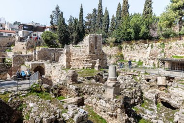 Avlunun havuzları Bethesda eski şehir Kudüs, İsrail'in antik kalıntılar