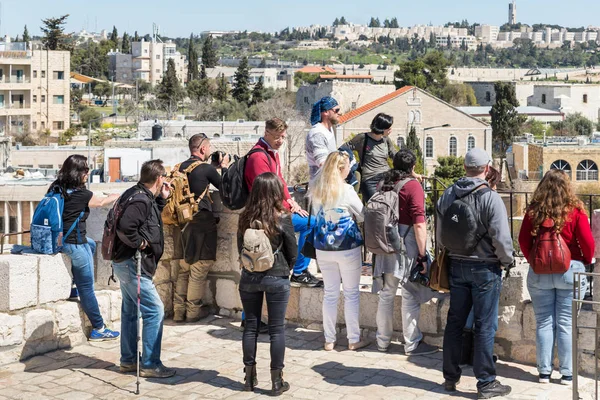 Un guía profesional está con un grupo en la muralla de la ciudad cerca de Herods Gate y habla en la ciudad vieja de Jerusalén, Israel — Foto de Stock