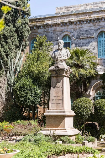 Busto cardinalizio installato nel cortile delle Piscine di Betesda nella città vecchia di Gerusalemme, Israele — Foto Stock