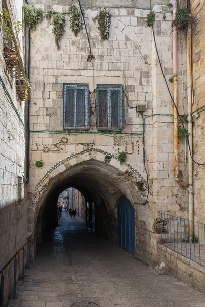 Узкая улица в Мусульманском квартале возле ворот Героя на старом городе Иерусалим, Израиль — стоковое фото