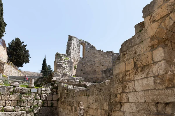 Antiguas ruinas en el patio de Piscinas de Betesda en la antigua ciudad de Jerusalén, Israel — Foto de Stock