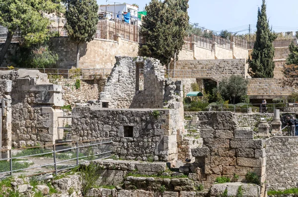 Oude ruïnes op de binnenplaats van zwembaden van Bethesda in de oude stad van Jeruzalem, Israël — Stockfoto