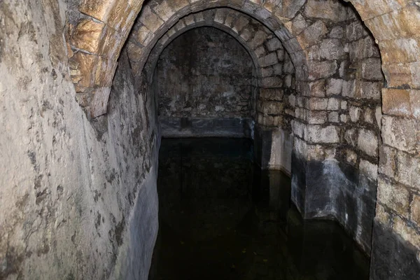 Överlevande underjordisk reservoar delvis fyllda med vatten i ruinerna av pooler av Bethesda i den gamla staden i Jerusalem, Israel — Stockfoto