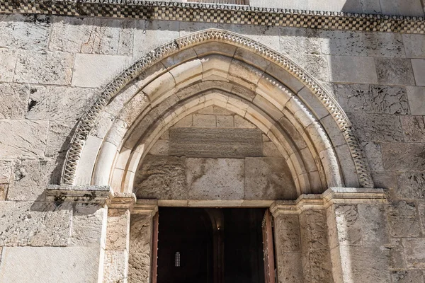 Arco sobre la entrada de la iglesia de Santa Ana cerca de las piscinas de Betesda en la ciudad vieja de Jerusalén, Israel — Foto de Stock