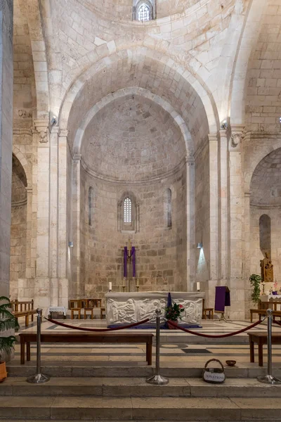 La sala principal en la Iglesia de Santa Ana cerca de las piscinas de Betesda en la ciudad vieja de Jerusalén, Israel — Foto de Stock