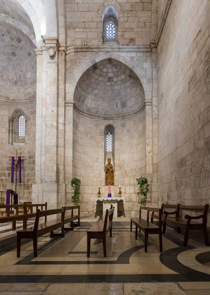 La sala principal en la Iglesia de Santa Ana cerca de las piscinas de Betesda en la ciudad vieja de Jerusalén, Israel — Foto de Stock