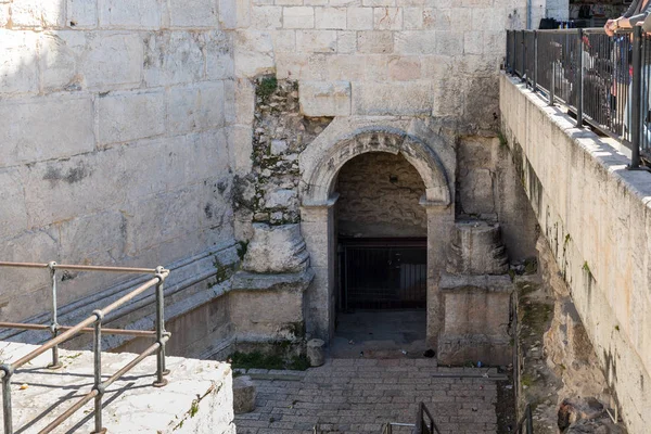 イスラエル、エルサレムの旧市街のダマスカス門近くにダンジョン入り口 — ストック写真