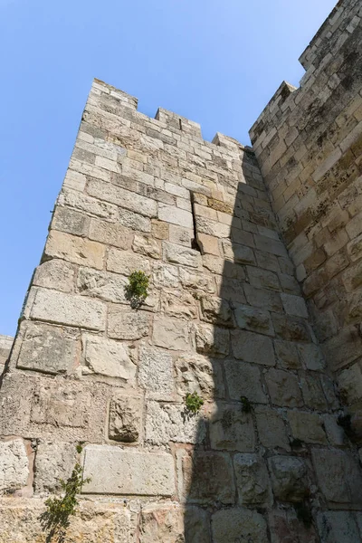 Fragment van de stadsmuur in de buurt van Damascus Gate in de oude stad van Jeruzalem, Israël — Stockfoto