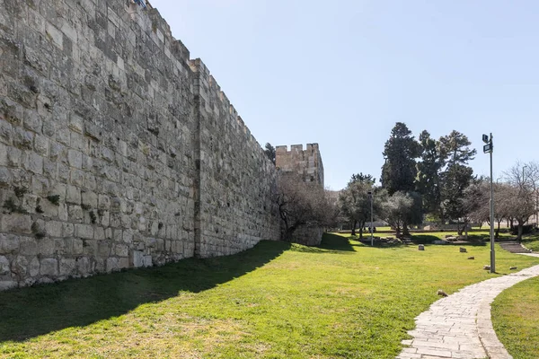 Fragment of the city wall near to Damascus Gate in the old city of Jerusalem, Israel — Stock Photo, Image