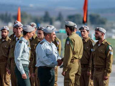 Subay ile bir asker mühendislik Kolordu Fallen Abide Mishmar David, İsrail oluşumunda sırasında IDF konuşuluyor