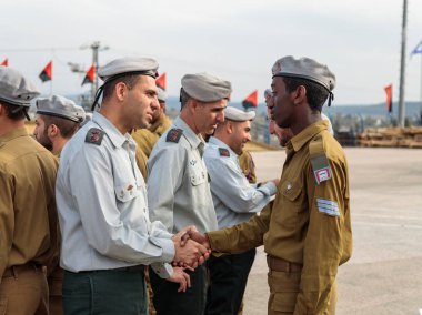 Subay ile bir asker mühendislik Kolordu Fallen Abide Mishmar David, İsrail oluşumunda sırasında IDF konuşuluyor