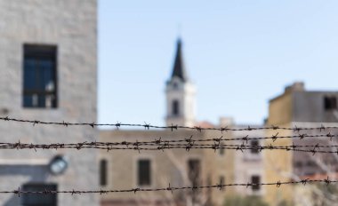 Kudüs, İsrail eski şehir şehir duvarları üzerinde monte Dikenli telden görüntülemek