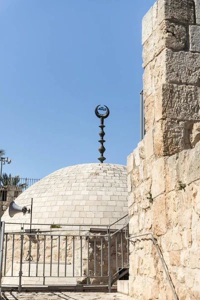 Parte superior de la mezquita Umayr bin Misab cerca de la Puerta Nueva en la ciudad vieja de Jerusalén, Israel — Foto de Stock