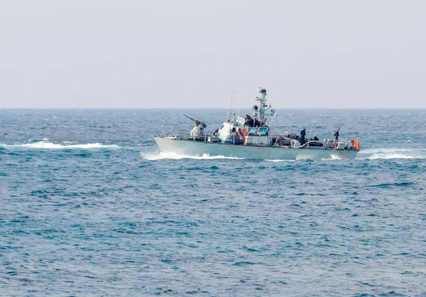 Een bestrijding schip neemt deel aan een maritieme parade uit de kust van Haifa ter ere van de 70e verjaardag van de onafhankelijkheid van de staat Israël — Stockfoto