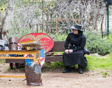Zırhı ve kalkanlar Kral Arthur şehir Kudüs, İsrail ile Purim Festivali'nde bir ambar bir kostümlü doktor ölüm oturur