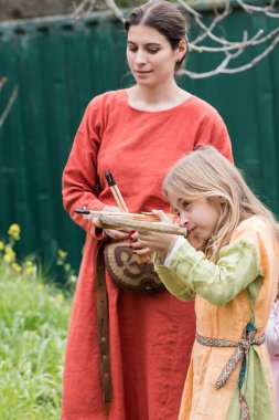 Katılımcı bir oyuncak tatar yayı Purim Festivali'nde Kral Arthur şehir Kudüs, İsrail ile vuruyor