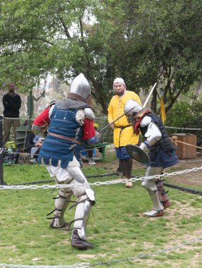 Kral Arthur şehir Kudüs, İsrail ile Purim Festivali'nde ringde iki Şövalyeleri kalkan ve kılıç ile mücadele
