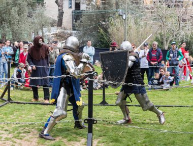 Kral Arthur şehir Kudüs, İsrail ile Purim Festivali'nde ringde iki Şövalyeleri kalkan ve kılıç ile mücadele