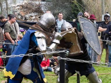 Kral Arthur şehir Kudüs, İsrail ile Purim Festivali'nde ringde iki Şövalyeleri kalkan ve kılıç ile mücadele