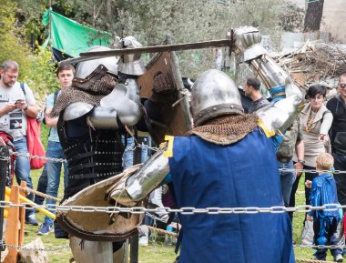 Kral Arthur şehir Kudüs, İsrail ile Purim Festivali'nde ringde iki Şövalyeleri kalkan ve kılıç ile mücadele