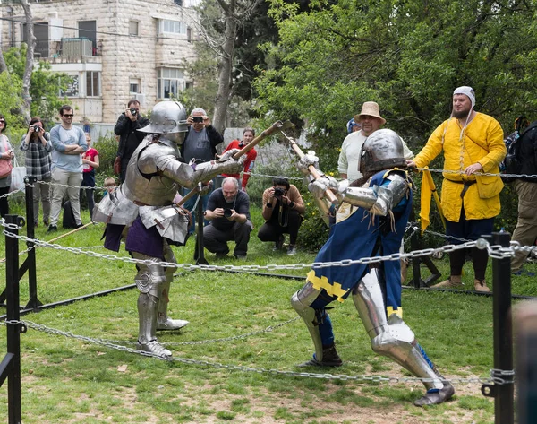 Dois cavaleiros com halberds lutam no ringue no festival Purim com o Rei Arthur na cidade de Jerusalém, Israel — Fotografia de Stock