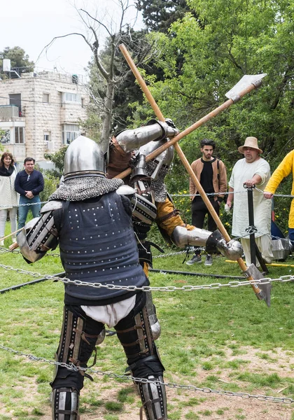 Dois cavaleiros com halberds lutam no ringue no festival Purim com o Rei Arthur na cidade de Jerusalém, Israel — Fotografia de Stock