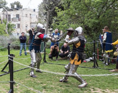 Kral Arthur şehirde Jerusalem, İsrail ile Purim Festivali'nde ringde iki Şövalyeleri kalkan ve kılıç ile mücadele