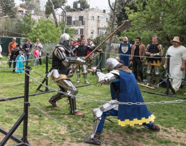Kral Arthur'un şehirde Jerusalem, İsrail ile halka Purim Festivali'nde iki Şövalyeleri halberds ile mücadele