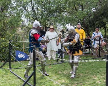 Kral Arthur şehirde Jerusalem, İsrail ile Purim Festivali'nde ringde iki at kılıç ile mücadele