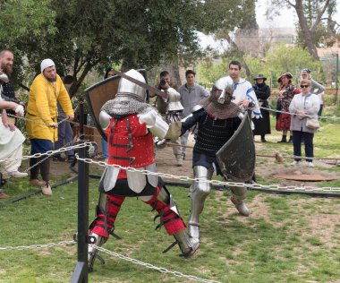 Kral Arthur şehirde Jerusalem, İsrail ile Purim Festivali'nde ringde iki Şövalyeleri kalkan ve kılıç ile mücadele