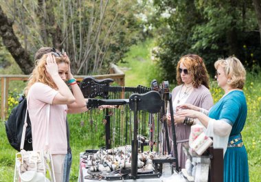 Kral Arthur şehirde Jerusalem, İsrail ile el yapımı takı Purim Festivali, ziyaretçi bakar