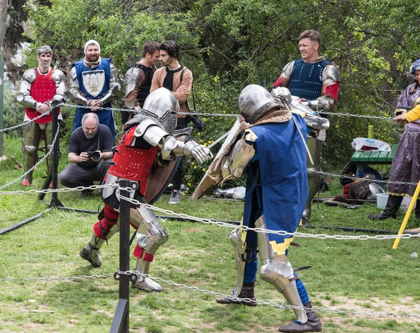 Dois cavaleiros com escudos e espadas lutam no ringue no festival Purim com o rei Artur na cidade de Jerusalém, Israel — Fotografia de Stock