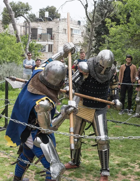 Dois cavaleiros com halberds lutam no ringue no festival Purim com o Rei Arthur na cidade de Jerusalém, Israel — Fotografia de Stock