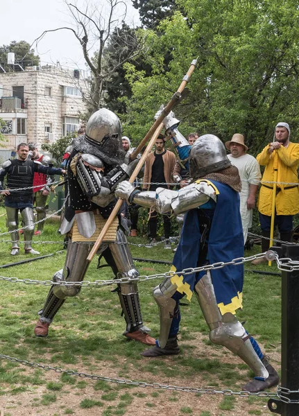 Dois cavaleiros com halberds lutam no ringue no festival Purim com o Rei Arthur na cidade de Jerusalém, Israel — Fotografia de Stock