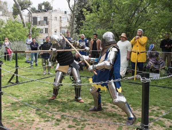 Dois cavaleiros com halberds lutam no ringue no festival Purim com o Rei Arthur na cidade de Jerusalém, Israel — Fotografia de Stock