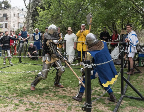 Dois cavaleiros com halberds lutam no ringue no festival Purim com o Rei Arthur na cidade de Jerusalém, Israel — Fotografia de Stock