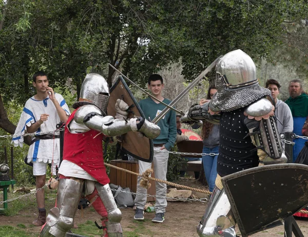 Zwei ritter mit schilden und schwertern kämpfen im ring beim purimfest mit könig arthur in jerusalem city, israel — Stockfoto