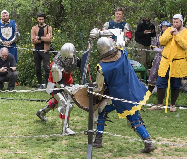 Dois cavaleiros com escudos e espadas lutam no ringue no festival Purim com o rei Artur na cidade de Jerusalém, Israel — Fotografia de Stock