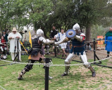 Kral Arthur şehirde Jerusalem, İsrail ile Purim Festivali'nde ringde iki Şövalyeleri kalkan ve kılıç ile mücadele