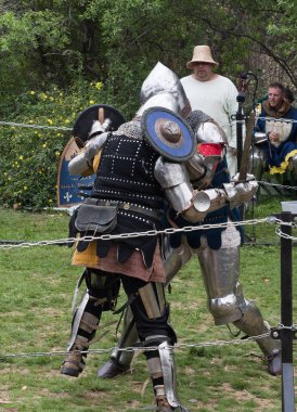 Kral Arthur şehirde Jerusalem, İsrail ile Purim Festivali'nde ringde iki Şövalyeleri kalkan ve kılıç ile mücadele