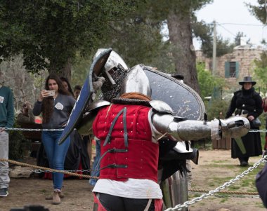 Kral Arthur şehirde Jerusalem, İsrail ile Purim Festivali'nde ringde iki Şövalyeleri kalkan ve kılıç ile mücadele
