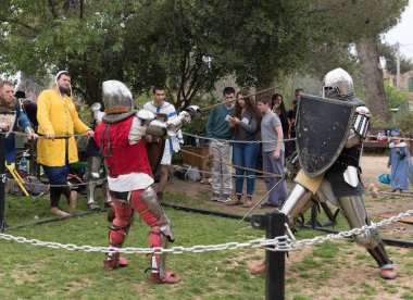 Kral Arthur şehirde Jerusalem, İsrail ile Purim Festivali'nde ringde iki Şövalyeleri kalkan ve kılıç ile mücadele