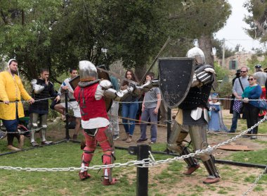 Kral Arthur şehirde Jerusalem, İsrail ile Purim Festivali'nde ringde iki Şövalyeleri kalkan ve kılıç ile mücadele