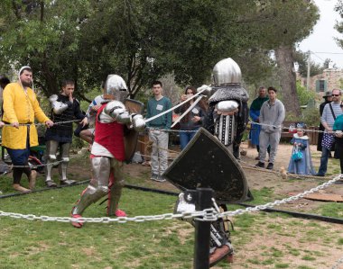 Kral Arthur şehirde Jerusalem, İsrail ile Purim Festivali'nde ringde iki Şövalyeleri kalkan ve kılıç ile mücadele